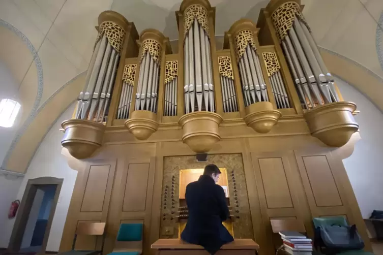 So sieht eine Orgel aus, die 1991 – in der Zeit des Stilpluralismus – gebaut wurde: die Sandtner-Orgel in der katholischen Kirch