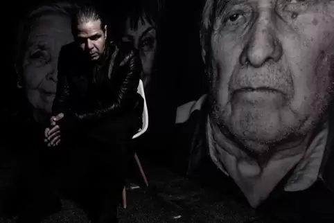 Luigi Toscano und einige seiner Arbeiten, die Holocaust-Überlebende zeigen. 