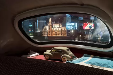 Blick aus dem sogenannten „Crèmeschnittchen“, dem Renault 4CV. 