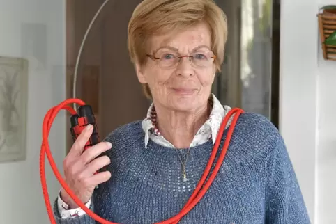 Die 90-jährige Rosemarie Kreiskott trainiert noch regelmäßig mit Hanteln und Seil.