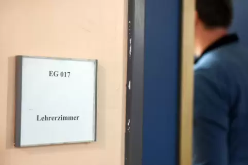 Bildungsministerin Hubig nannte drei Gründe, warum die Selbsttests in der Schule und nicht zuhause stattfinden sollten. 
