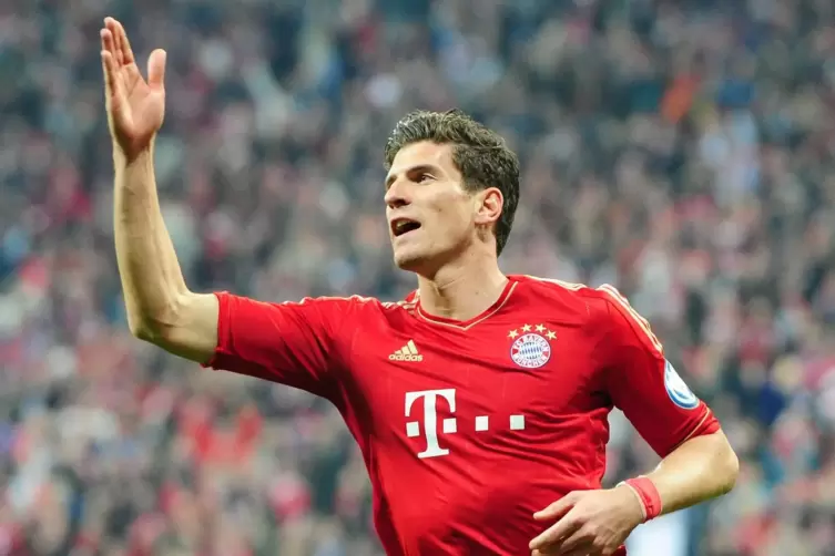 Mario Gomez ist der absolute Lieblingsspieler von Graf. Dessen R&uuml;ckennummer 33 hat der Amateurfu&szlig;baller auf seinen Stationen get