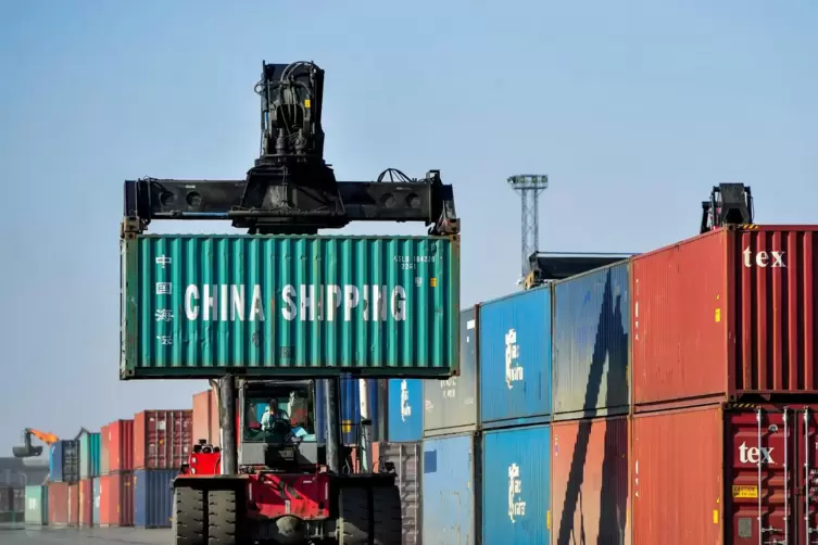 Der IWF ist zuversichtlich für den Welthandel. Unser Bild zeigt das Verladen von Containern in China.