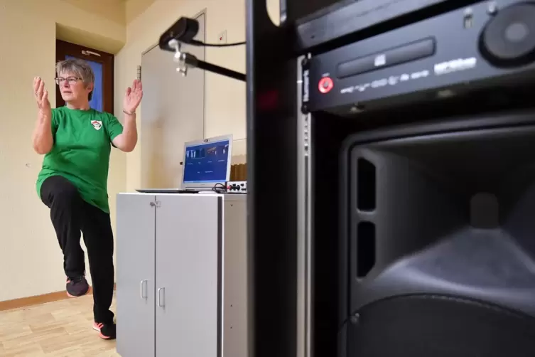 Mit Musikbox (ganz rechts), kleiner Kamera (oben in der Mitte) und Laptop: Marion Reis, Abteilungs- und Übungsleiterin des TV Ha