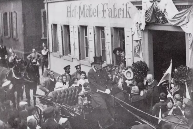 1914 besichtigte König Ludwig III. (vor dem Eingang) die Hof-Möbel-Fabrik Niederhöfer. 