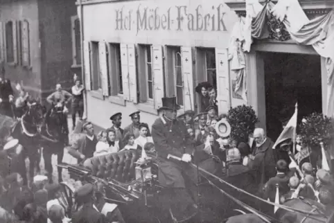 1914 besichtigte König Ludwig III. (vor dem Eingang) die Hof-Möbel-Fabrik Niederhöfer. 