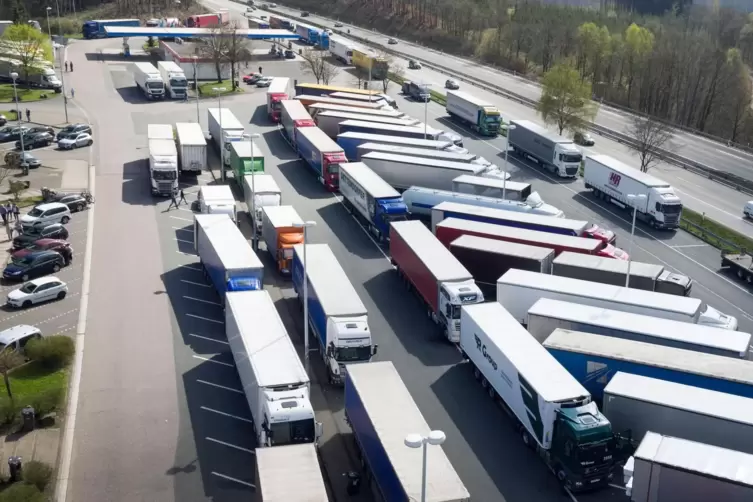 Lastwagen auf einer deutschen Autobahn-Raststätte.