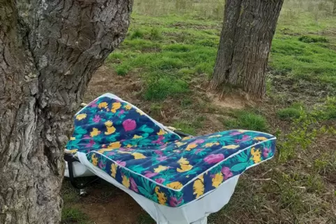 Die Überbleibsel eines Osterlagers auf dem Ebenberg. 