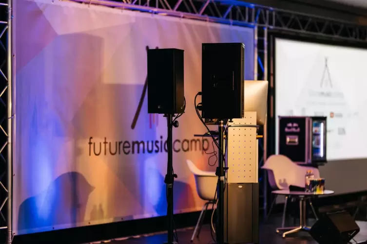 2019 hat Future Music Camp in der Jungbuschhalle stattgefunden. 2020 musste die Konferenz wegen Corona ausfallen.