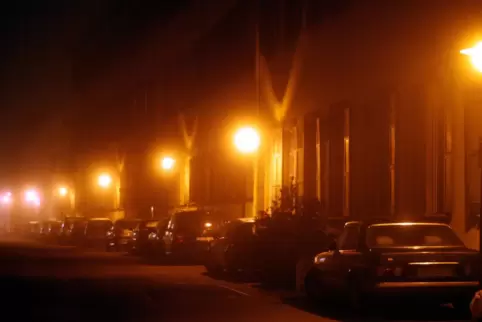 Kleine Pfaffengasse: Die Straßenbeleuchtung prägt zumindest das nächtliche Bild.