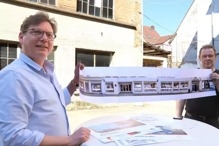 Investor Peter Siebert und Hausmeister Dietmar Betsch mit den neuen Pl&auml;nen. 