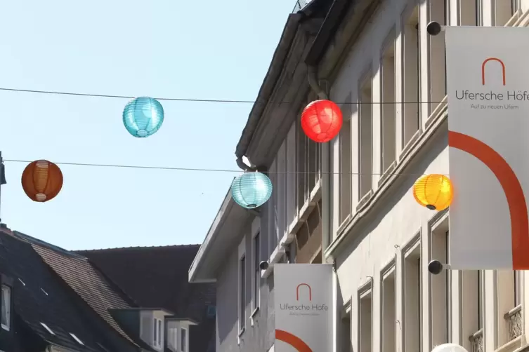 An der Theaterstra&szlig;e h&auml;ngen schon Fahnen mit dem neuen Logo. 