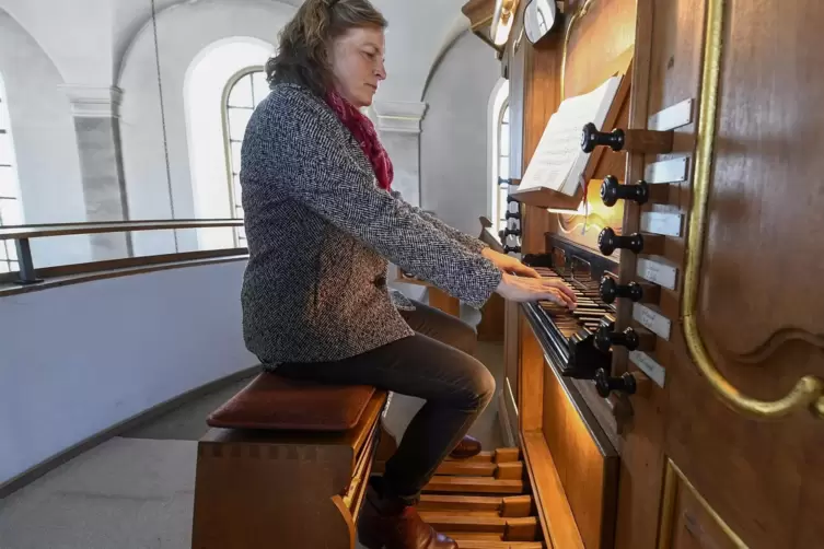 Organistin Monika Ludwig spielt mit den Händen auf der Manual genannten Klaviatur und mit den Füßen auf der zweiten Klaviatur, d