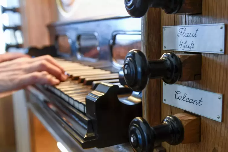 Die Organistin bedient das Manual der Seuffert-Orgel.