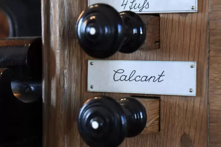 Mit dem unteren Knopf,auch Calcanglocke genannt, kann der Helfer zum Bet&auml;tigen der Keilb&auml;lge gerufen werden. 