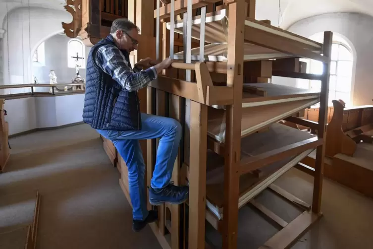 Gut ger&uuml;stet f&uuml;r Stromausf&auml;lle: Die Seuffert-Orgel in St. Cyriakus besitzt drei Keilb&auml;lge, die dann getreten werden. Das funktio
