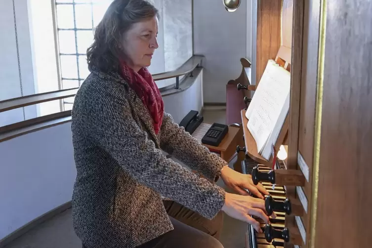 Monika Ludwig spielt gern auf der Seuffert-Orgel. &bdquo;Ich mag die mechanische Traktur&ldquo;, sagt sie. Das , hei&szlig;t, &uuml;ber einen Mechanism