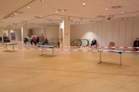 Trotz großem Interesse bietet der Wartebereich genügend Platz und Abstand.