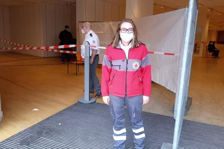 Mitarbeiterin Esther Mallrich wei&szlig;, dass im Zugangsbereich noch nachgearbeitet werden muss.