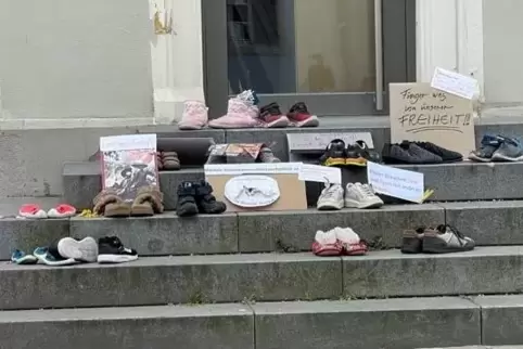 Am Tor zur Pfalz: Schuhaktion als Kritik gegen Auflagen.