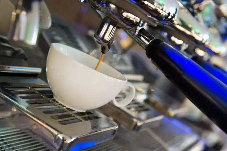 Im Freien einen Cappuccino oder Espresso trinken: Mit einem negativen Schnelltest ist das in Frankenthaler Gaststätten vorerst w