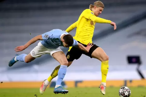 Verbissener Zweikampf zwischen Ruben Dias (links) von Manchester City und dem Dortmunder Erling Haaland.