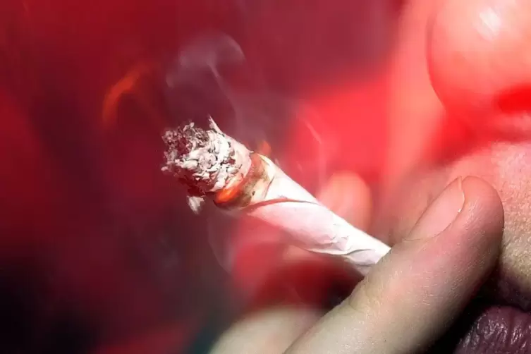 Der Angeklagte soll wiederholt Minderjährige zum Rauchen von Joints aufgefordert haben.