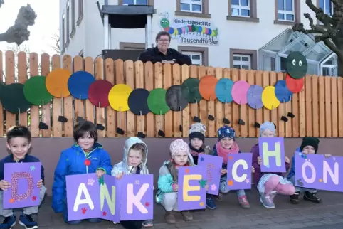 Die Kita-Kinder freuen sich über ihren neuen bunten Zaun, den Gabi Schmidt (oben) mit verschiedenen Holzelementen versehen hat. 