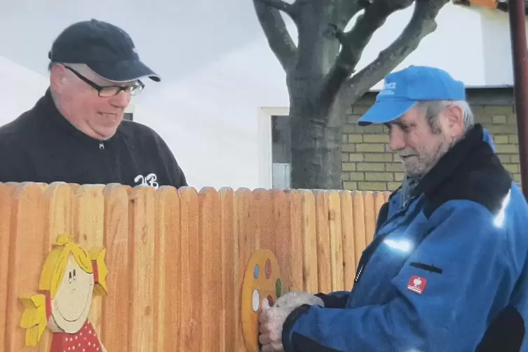 Guido Schmidt (links) und Klaus Eva helfen bei der Montage der Holzelemente.