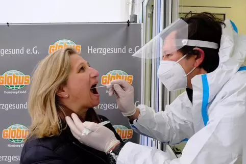Die saarländische Wirtschaftsministerin Anke Rehlinger lässt sich am Globus-Testzentrum einen Abstrich abnehmen. 