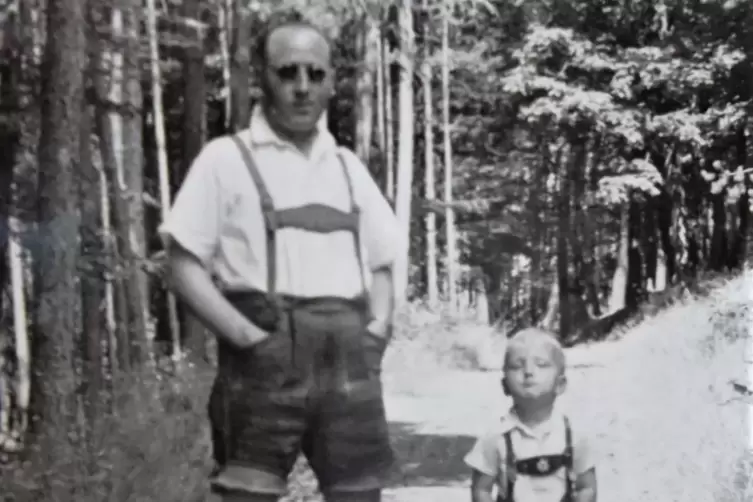 Das Bild zeigt Roland Schäfer als etwa Fünfjährigen mit seinem Vater August, der als Luftschutzwart eingesetzt war. 