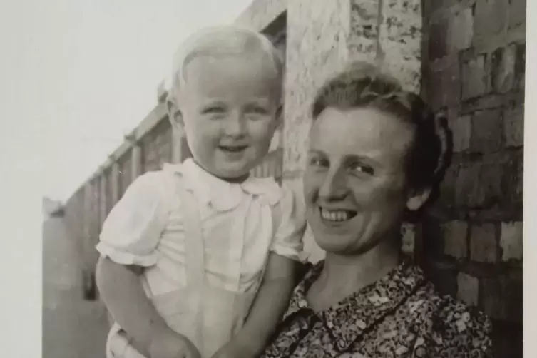 Roland Sch&auml;fer als etwa Zweij&auml;hriger mit seiner Mutter Christine. 
