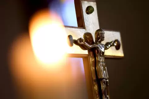 Christen glauben an den am Kreuz gestorbenen Jesus.