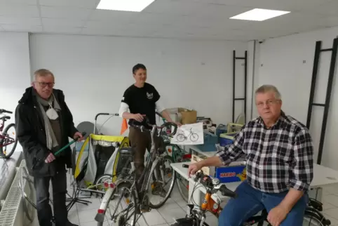 Günther Andreas (links), Michael Sester und Manfred Hoffmann zeigen Interessierten, wie ein alter Drahtesel wieder flott und ver