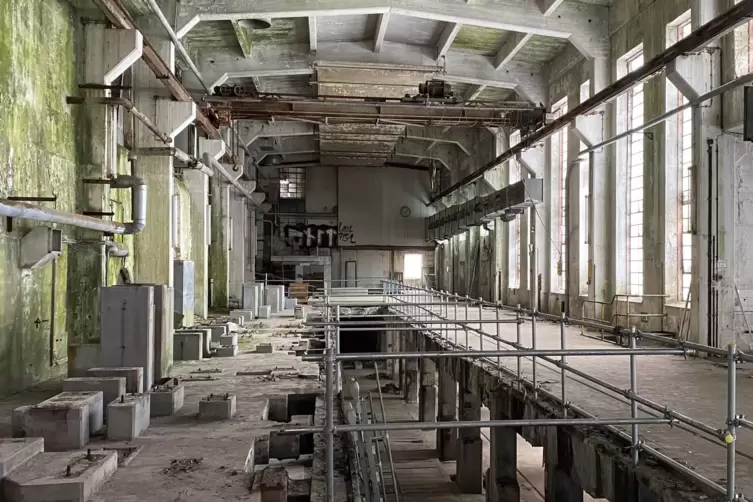In der ehemaligen Maschinenhalle von Hoffmann & Engelmann, die derzeit noch ziemlich ruinös aussieht, sollen bis Mai 2022 „Deuts