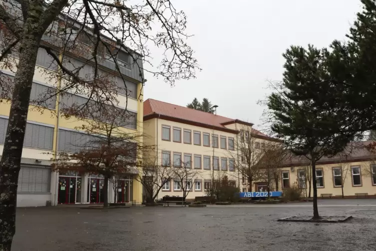 Der Schulhof des Wilhelm-Erb-Gymnasiums bleibt in dieser Woche noch leer: Bis Freitag werden die Schüler online unterrichtet. De