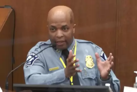 Das Verhalten des Angeklagten sei in seiner Stadt tabu, sagte der Polizeichef von Minneapolis, Medaria Arradondo, vor Gericht.