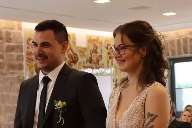 Ja-Wort in Römerberg: Ronja und José Marti bei der Hochzeit im Zehnthaus in Berghausen.