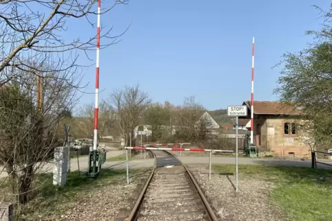  Bis 1986 fuhr die Glantalbahn durch acht Gemarkungen zwischen Lauterecken und Staudernheim. Unsere Aufnahme entstand in Medard.