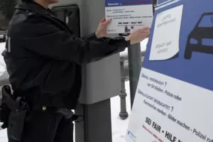 Blickfang an neuralgischen Punkten: Projektverantwortliche Valerie Renz beim Aufhängen der Plakate. 