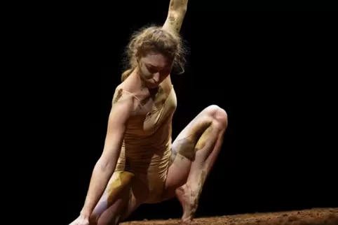 Szene aus „Human, 8 Words“: Tänzerin Camilla Marcati. 