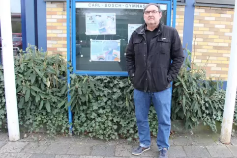 Erinnerung an die Kindheit: Marco Lalli vor dem Carl-Bosch-Gymnasium. 