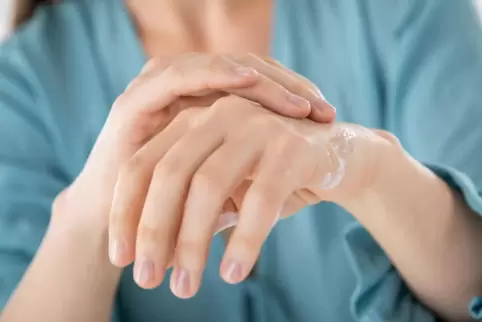 Fachleute empfehlen, die Hände regelmäßig einzucremen.