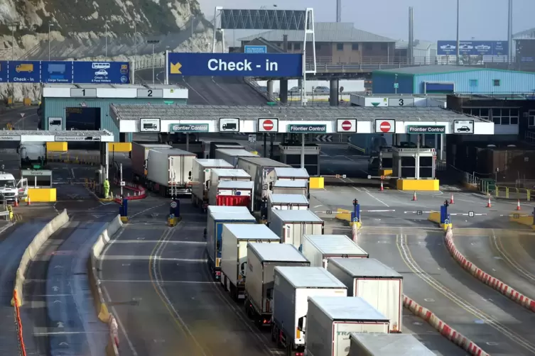 Lastwagen stauen sich vor der Abfertigung im Hafen Dover. Exporte in die EU sind für Briten sehr viel komplizierter geworden.