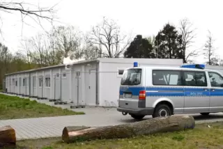 Die Unterkunft steht derzeit unter Quarantäne – ein Mann wollte den Container verlassen.