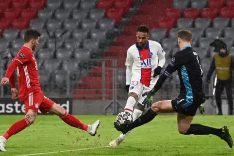 Neymar (Mitte), der mit drei Assists ein starkes Spiel ablieferte, scheitert an Bayern-Torhüter Manuel Neuer. Links Lucas Hernán