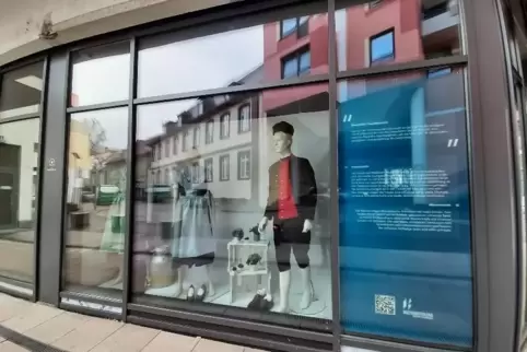 Die Trachtengruppe Neustadt pränsentiert Beispiele historischer Festkleidung aus der Vorderpfalz. 