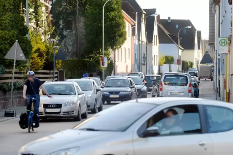 Verkehr in Römerberg: Wie hier auf der Germersheimer Straße ist aufgrund der geparkten Fahrzeuge am Straßenrand im fließenden Ve