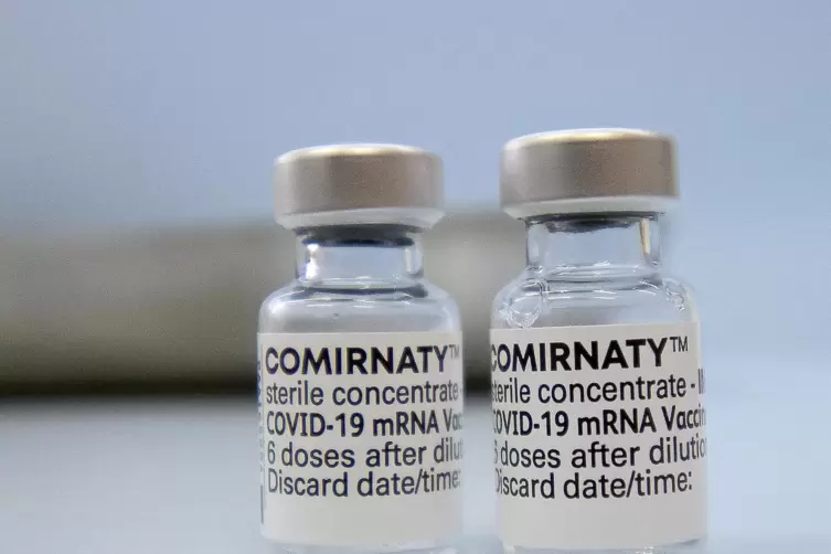 Der Biontech-Impfstoff heißt Comirnaty.