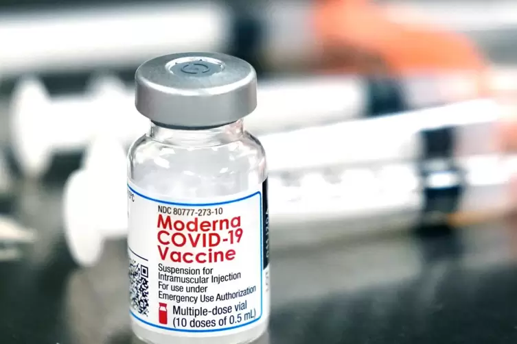 Der Impfstoff von Moderna trägt den Herstellernamen auch in seiner offiziellen Bezeichnung. 
